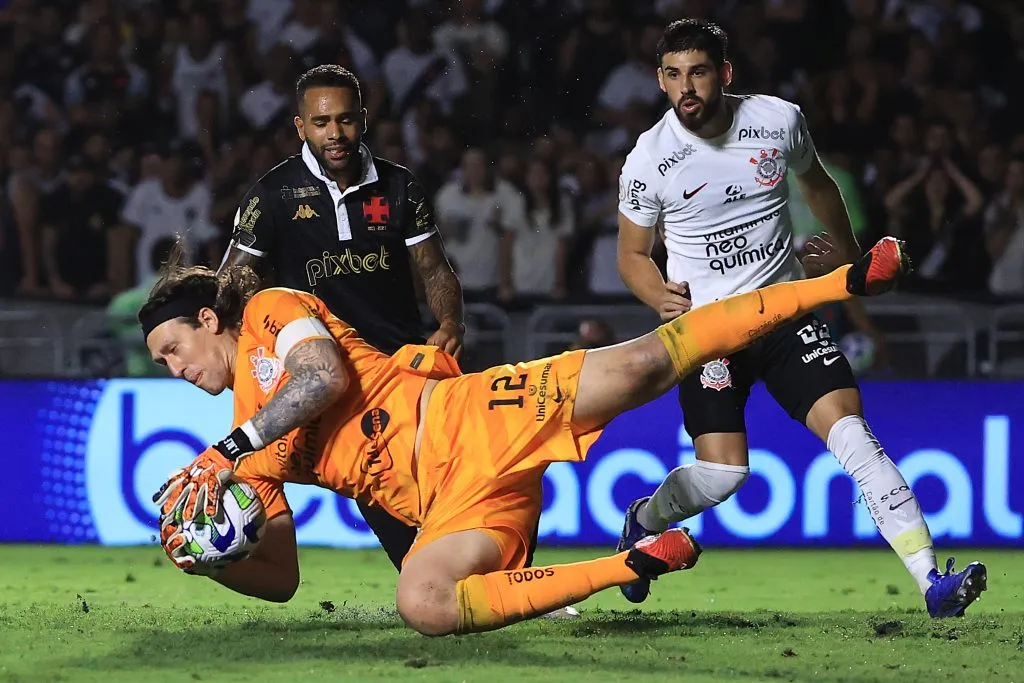 RIO DE JANEIRO, BRASIL – 28 DE NOVEMBRO: O goleiro Cássio do Corinthians guarda a bola durante a partida entre Vasco da Gama e Corinthians como parte do Brasileirão 2023 no Estádio São Januário em 28 de novembro de 2023 no Rio de Janeiro, Brasil. (Foto: Buda Mendes/Getty Images)