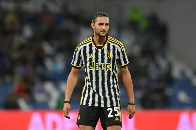 REGGIO NELL’EMILIA, ITÁLIA – 23 DE SETEMBRO: Adrien Rabiot, da Juventus, assiste durante a partida da Serie A TIM entre US Sassuolo e Juventus no Mapei Stadium – Citta’ del Tricolore em 23 de setembro de 2023 em Reggio nell’Emilia, Itália. (Foto: Alessandro Sabattini/Getty Images)