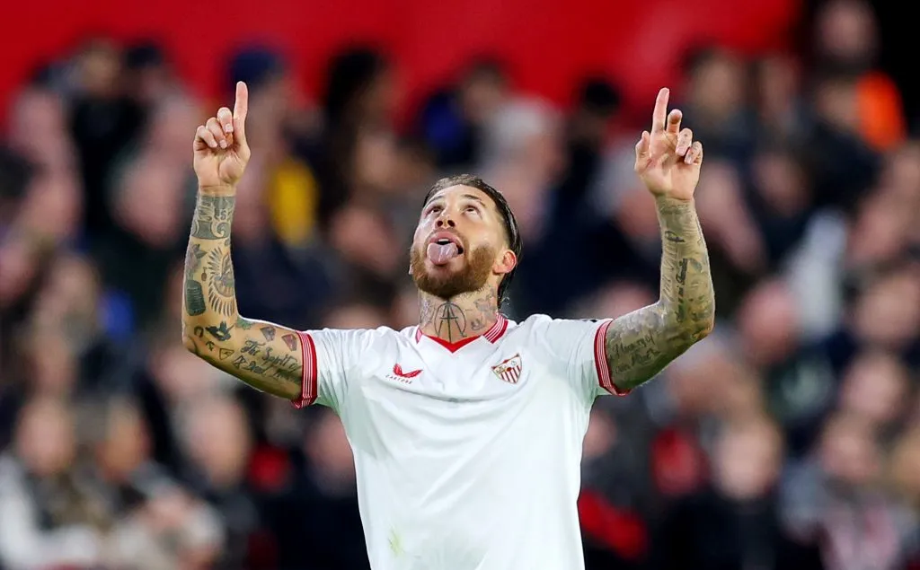 SEVILHA, ESPANHA – NOVEMBRO 29: Sergio Ramos, do Sevilla FC, comemora após marcar o primeiro gol da equipe durante a partida da UEFA Champions League entre Sevilla FC e PSV Eindhoven no Estádio Ramon Sanchez Pizjuan em 29 de novembro de 2023 em Sevilha, Espanha. (Foto: Fran Santiago/Getty Images)