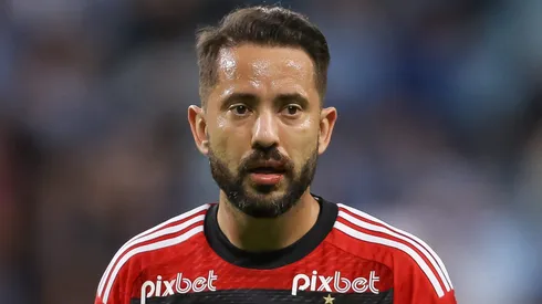 Fim de uma era Éverton Ribeiro chega a acordo para jogar em rival do Fla (Photo by Pedro H. Tesch/Getty Images)