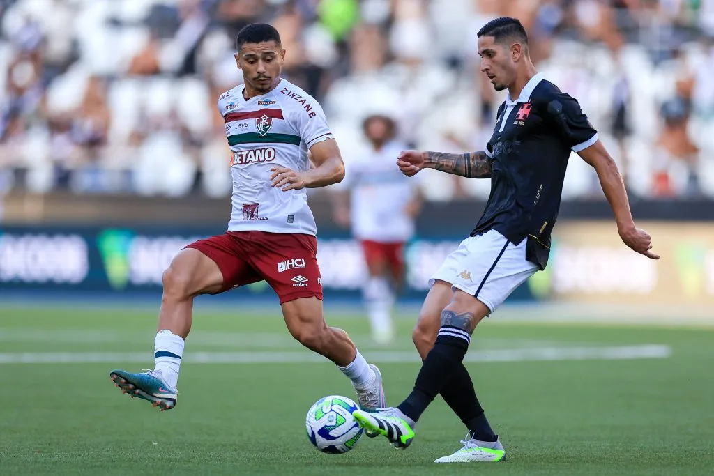 RIO DE JANEIRO, BRASIL – 16 DE SETEMBRO: Bruno Conceição Praxedes, do Vasco, disputa a bola com André do Fluminense durante a partida entre Vasco da Gama e Fluminense pelo Campeonato do Brasil 2023, no Estádio Nilton Santos, em 16 de setembro de 2023, no Rio de Janeiro. (Foto: Buda Mendes/Getty Images)