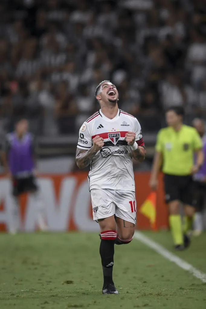 BELO HORIZONTE, BRASIL – DEZEMBRO 02: Luciano de São Paulo comemora após marcar o primeiro gol da equipe durante o jogo entre Atlético MG e São Paulo como parte do Brasileirão 2023 no Mineirão em 02 de dezembro de 2023 em Belo Horizonte, Brasil. (Foto: João Guilherme/Getty Images)