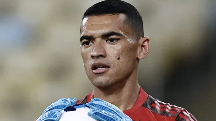 RIO DE JANEIRO, BRAZIL - APRIL 12: Goalkeeper Santos of Flamengo warms up prior to the Copa CONMEBOL Libertadores 2022 match between Flamengo and Talleres at Maracana Stadium on April 12, 2022 in Rio de Janeiro, Brazil. (Photo by Buda Mendes/Getty Images)