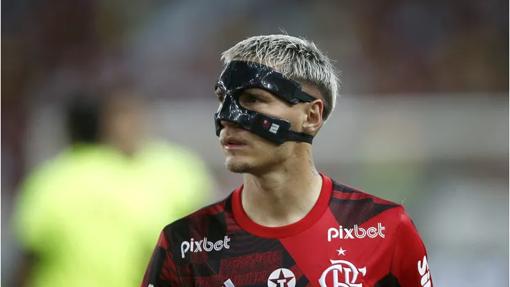Duas propostas na mesa: Varela desperta interesse de dois campeões da Libertadores e pode deixar o Flamengo em 2024 (Photo by Wagner Meier/Getty Images)