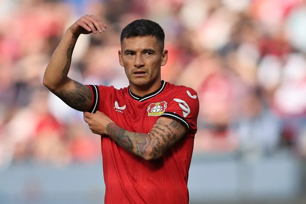Aránguiz nos tempos de Bayer (Photo by Christof Koepsel/Getty Images)