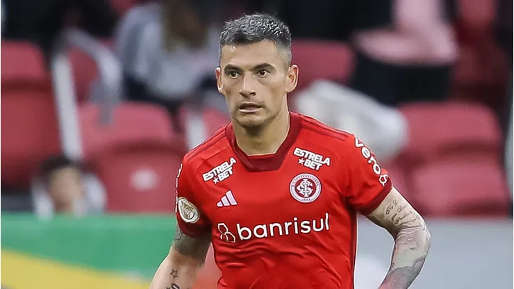Charles Aránguiz é procurado por novo clube e pode deixar o Internacional (Photo by Pedro H. Tesch/Getty Images)