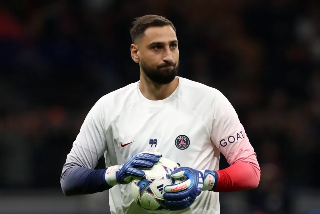 Goleiro italiano pode deixar o clube francês (Foto: Marco Luzzani/Getty Images)