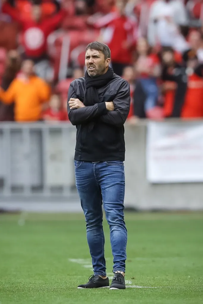 PORTO ALEGRE, BRASIL – 8 DE OUTUBRO: Eduardo Coudet, técnico do Internacional, durante a partida entre Internacional e Grêmio pelo Campeonato Brasileiro 2023, no Estádio Beira-Rio, em 8 de outubro de 2023, em Porto Alegre. (Foto: Pedro H. Tesch/Getty Images)
