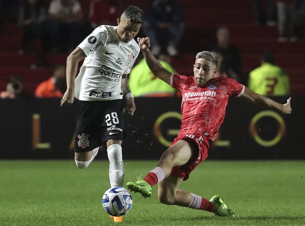 Montiel em ação contra o Corinthians na Libertadores (Foto: Marcos Brindicci/Getty Images