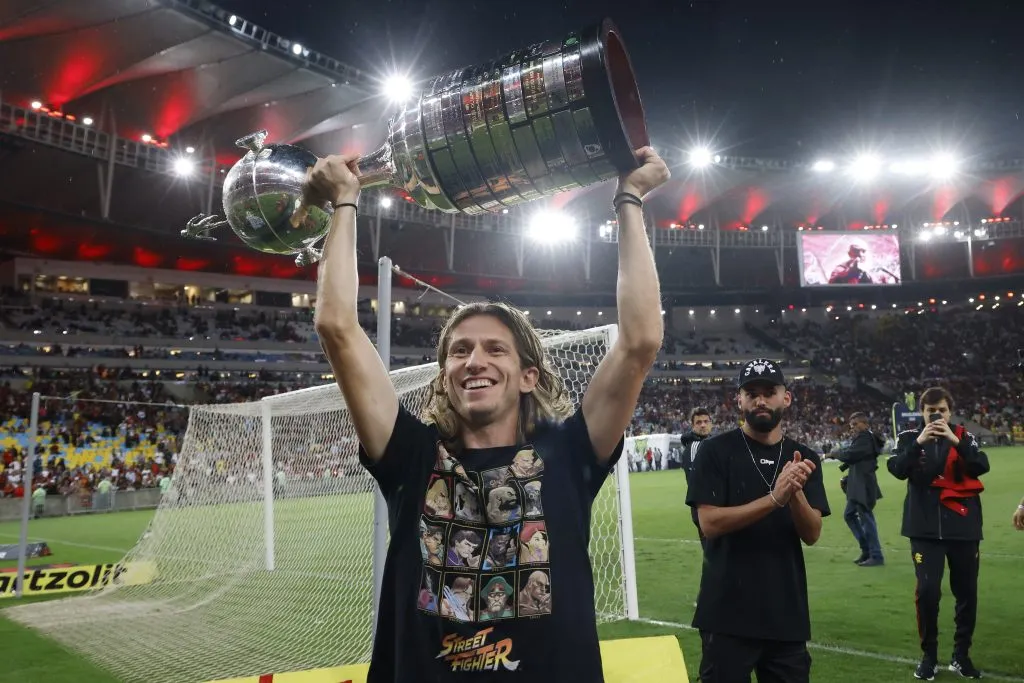 Flilipe Luís com a taça da Libertadores pelo Flamengo. Foto: Wagner Meier/Getty Images