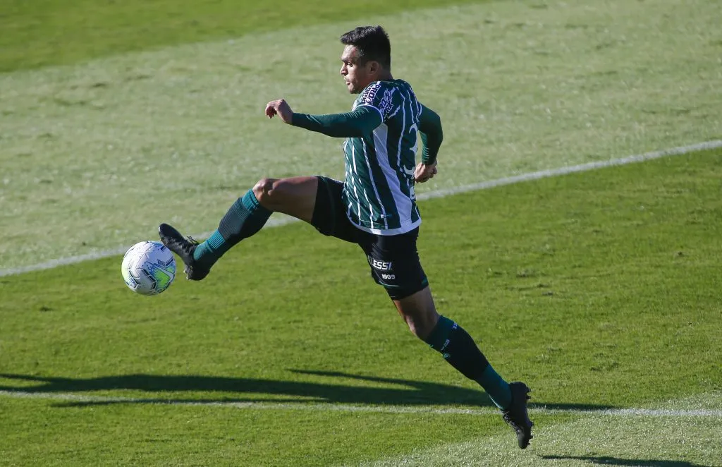 Robson em ação pelo Coritiba. (Photo by Miguel Schincariol/Getty Images)