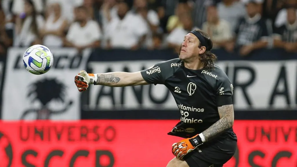 Cássio preocupa torcida após declaração enigmática sobre novas propostas; Ídolo pode deixar o Corinthians na próxima temporada (Photo by Ricardo Moreira/Getty Images)