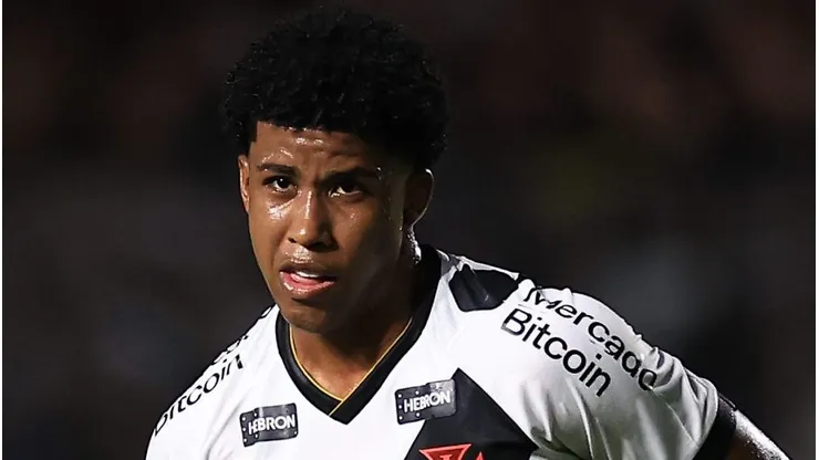 RIO DE JANEIRO, BRAZIL - MAY 01: Andrey Santos of Vasco da Gama controls the ball during a match between Vasco da Gama and Bahia as part of Brasileirao 2023 at Sao Januario Stadium on May 01, 2023 in Rio de Janeiro, Brazil. (Photo by Buda Mendes/Getty Images)