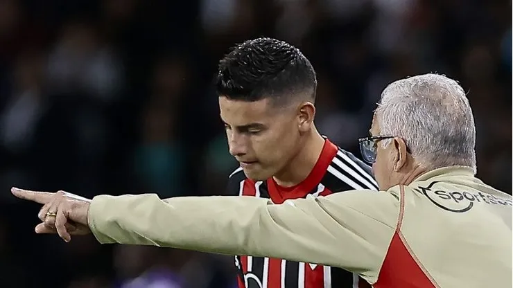 James Rodríguez sendo orientado por Dorival Jr. no São Paulo. Foto: Franklin Jacome/Getty Images