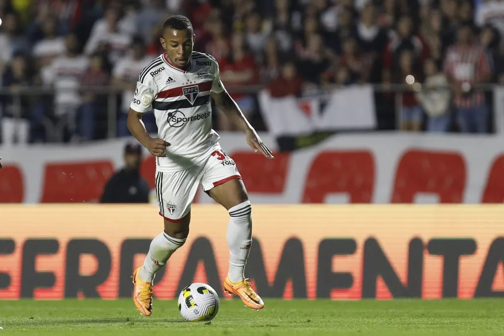 SÃO PAULO, SP (FOLHAPRESS) – 17 DE JULHO: Welington de São Paulo corre com a bola durante a partida entre São Paulo e Fluminense pelo Campeonato Brasileiro Série A 2022, no Estádio do Morumbi, no dia 17 de julho de 2022, em São Paulo. (Foto: Ricardo Moreira/Getty Images)