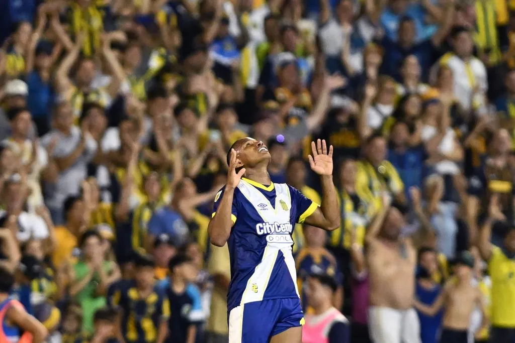 ROSARIO, ARGENTINA – NOVEMBRO 11: Leandro Campaz, do Rosario Central, comemora após marcar o terceiro gol da equipe durante a partida da Copa da Liga Profissional de 2023 entre Rosario Central e River Plate, no Estádio Gigante de Arroyito, em 11 de novembro de 2023, em Rosário, na Argentina. (Foto: Luciano Bisbal/Getty Images)