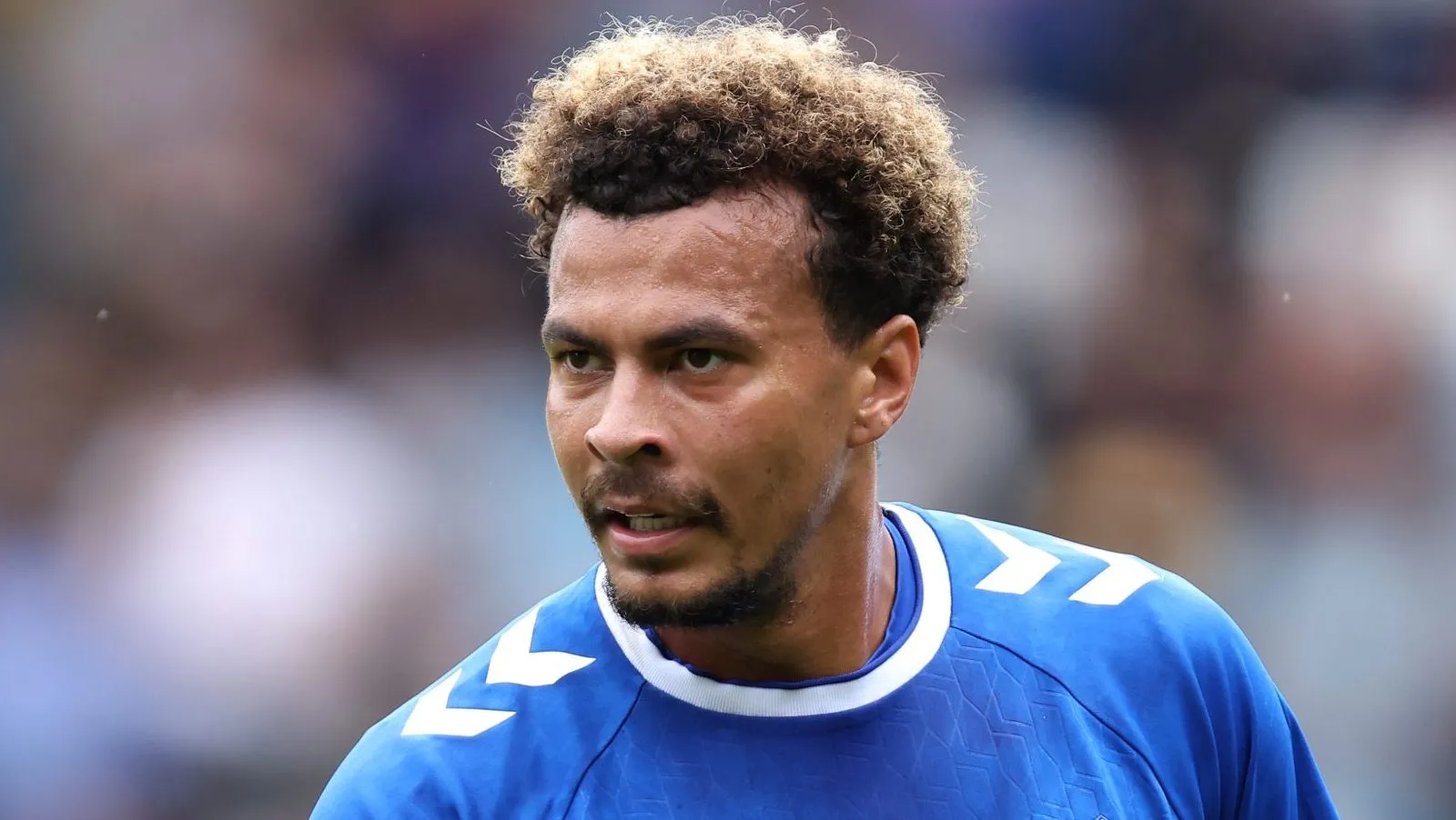 BLACKPOOL, INGLATERRA – JULHO 24: Dele Alli do Everton olha durante o amistoso de pré-temporada entre Blackpool e Everton em Bloomfield Road em 24 de julho de 2022 em Blackpool, Inglaterra. (Foto: George Wood/Getty Images)