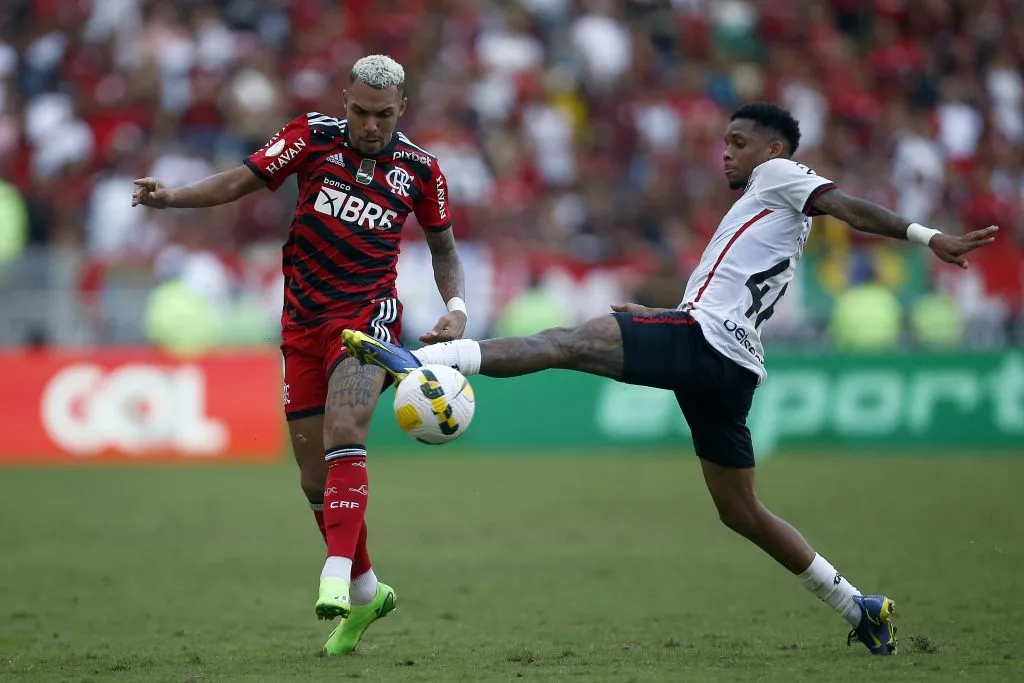 Matheuzinho contra o Athletico Paranaense. (Photo by Wagner Meier/Getty Images)