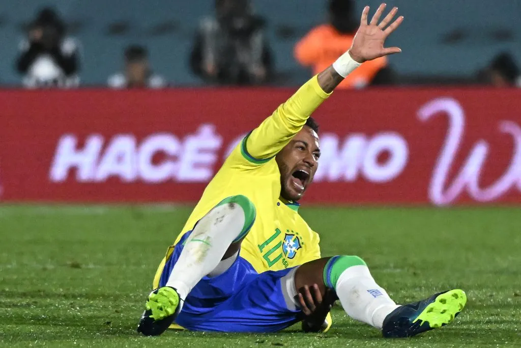 Neymar tem lesão séria no joelho. Foto: Guillermo Legaria/Getty Images