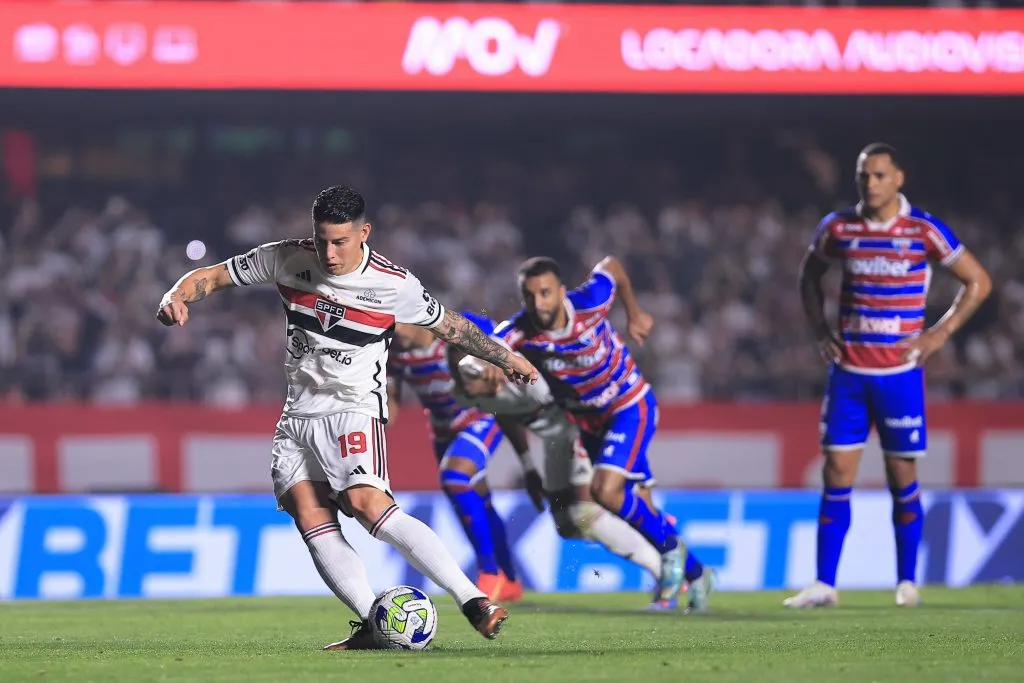 James Rodríguez em ação contra o Fortaleza. Foto: Ettore Chiereguini/AGIF
