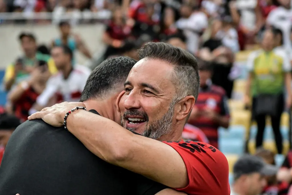 VĂtor Pereira abraçando Mauricio Barbieri. Foto: Thiago Ribeiro/AGIF