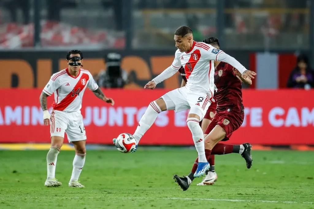 Paolo Guerrero em ação pela Seleção Peruana. (Photo by Daniel Apuy/Getty Images)