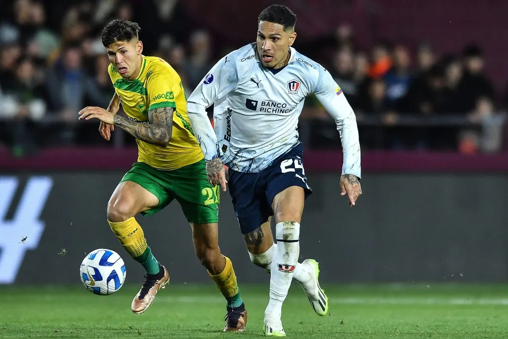 Paolo Guerrero em partida contra o Defensa y Justicia. (Photo by Marcelo Endelli/Getty Images)