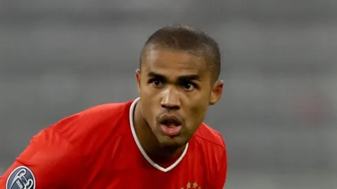 Douglas Costa lembra o Bayern em chegada ao Rio de Janeiro. Foto: Alexander Hassenstein/Getty Images