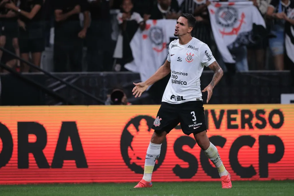 Lucas Veríssimo comemorando gol pelo Corinthians. Foto: Ettore Chiereguini/AGIF