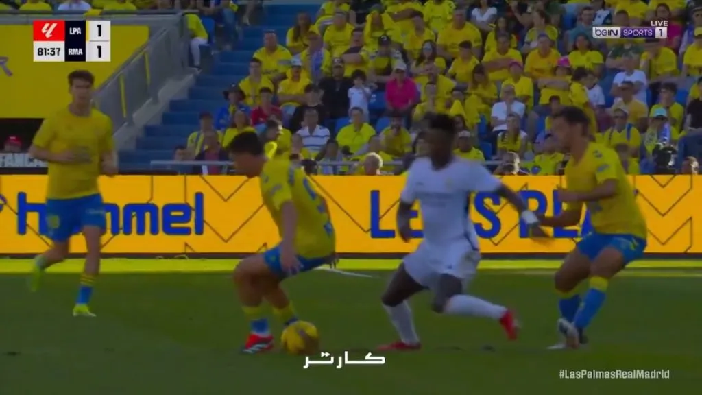 Adversário leva caneta de Vinícius Júnior em vitória do Real Madrid. Foto: Reprodução