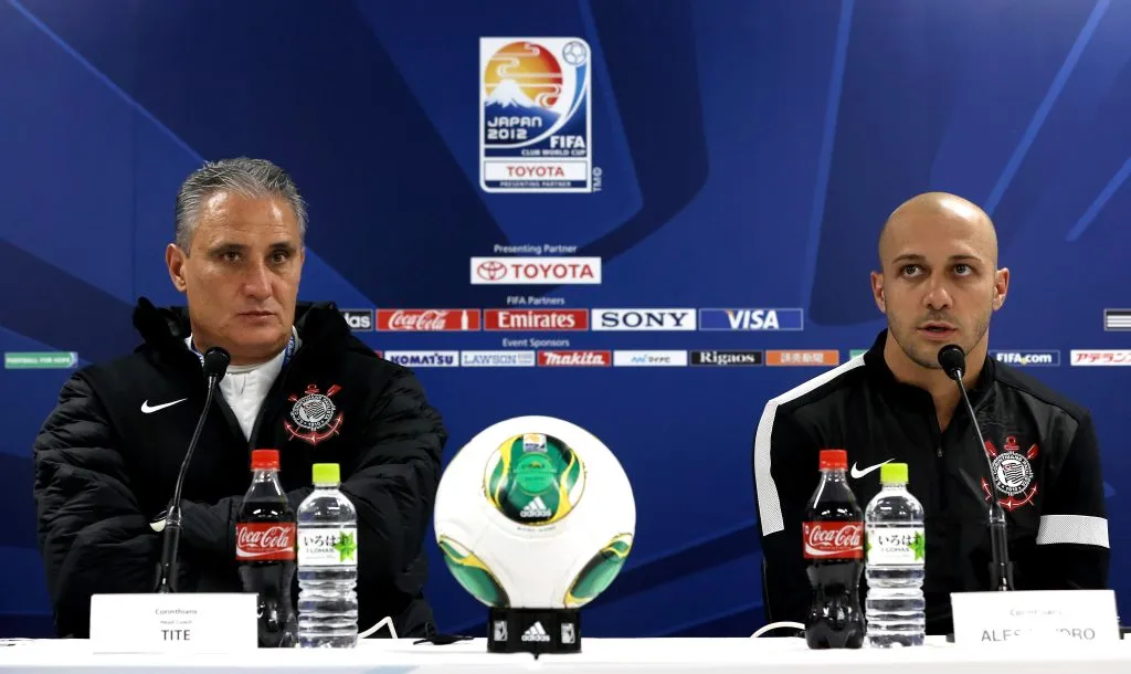 Ex-lateral ao lado de Tite  (Photo by Lintao Zhang/Getty Images)