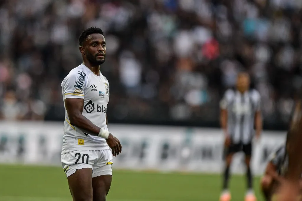 Stiven Mendoza em ação pelo Santos. Foto: Thiago Ribeiro/AGIF