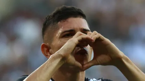 Savarino convida campeão do Galo para jogar no Botafogo. Foto: Fernando Moreno/AGIF