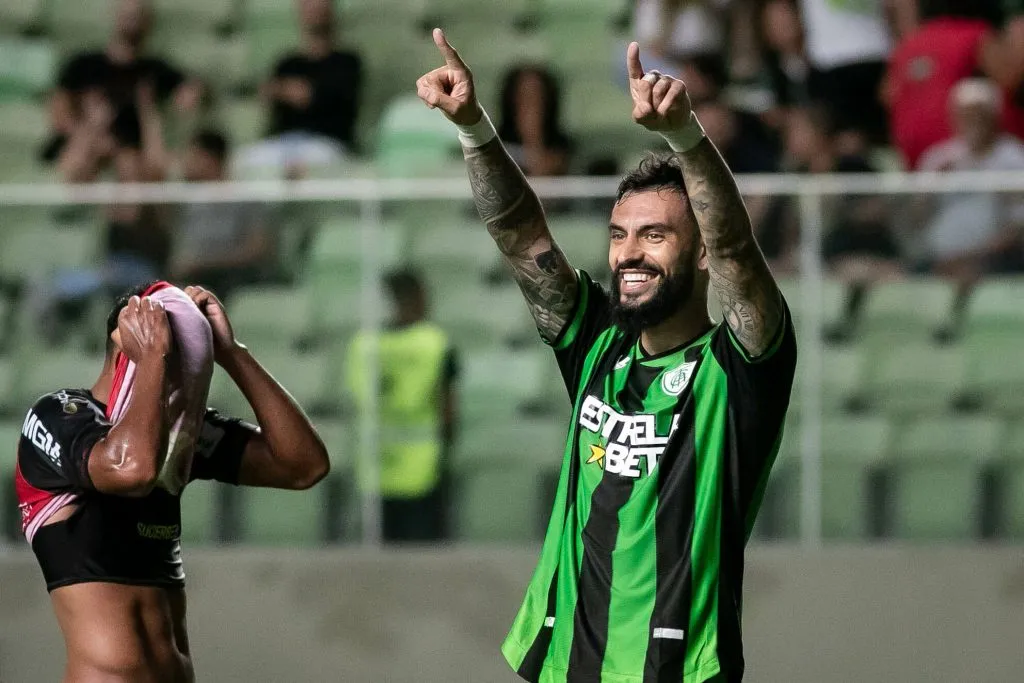 Gonzalo Mastriani celebrando um de seus gols contra o Pouso Alegre. Foto: Fernando Moreno/AGIF