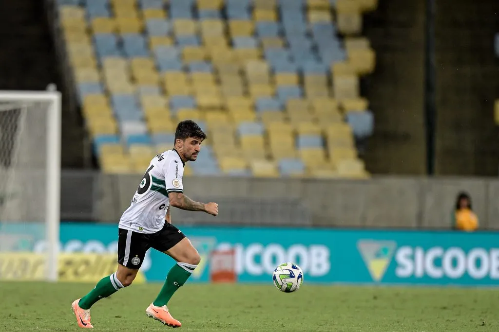 Victor Luis rescinde com o Coritiba. Foto: Thiago Ribeiro/AGIF