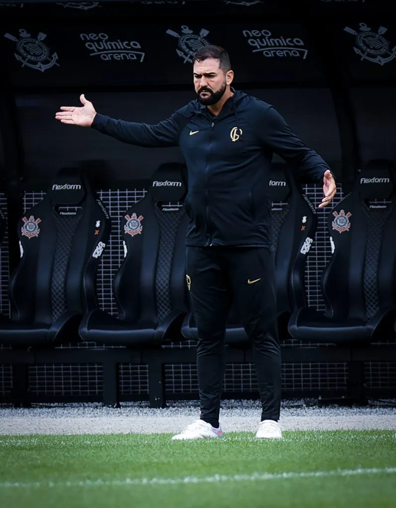 Danilo conquista título inédito como treinador. Foto: Fabio Giannelli/AGIF