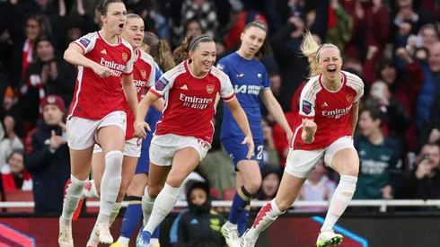 Atletas do Arsenal comemoram vitória incrível contra o Chelsea pela Women's Super League, em Londres (Foto: Warren Little/Getty Images)