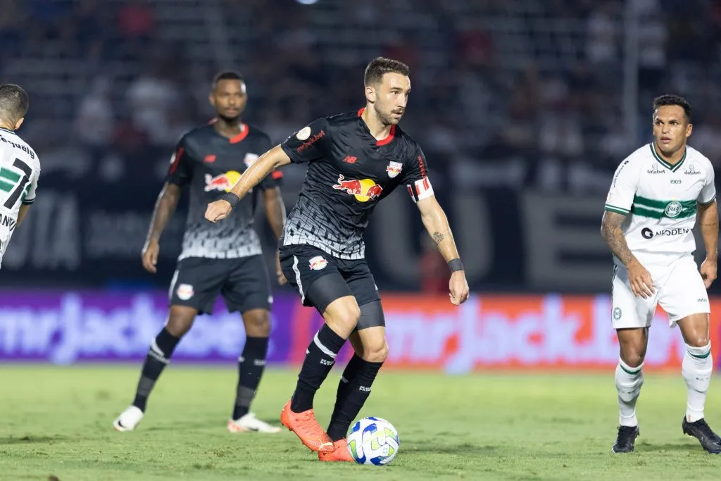 Léo Ortiz em ação contra o Coritiba. Foto: Diogo Reis/AGIF