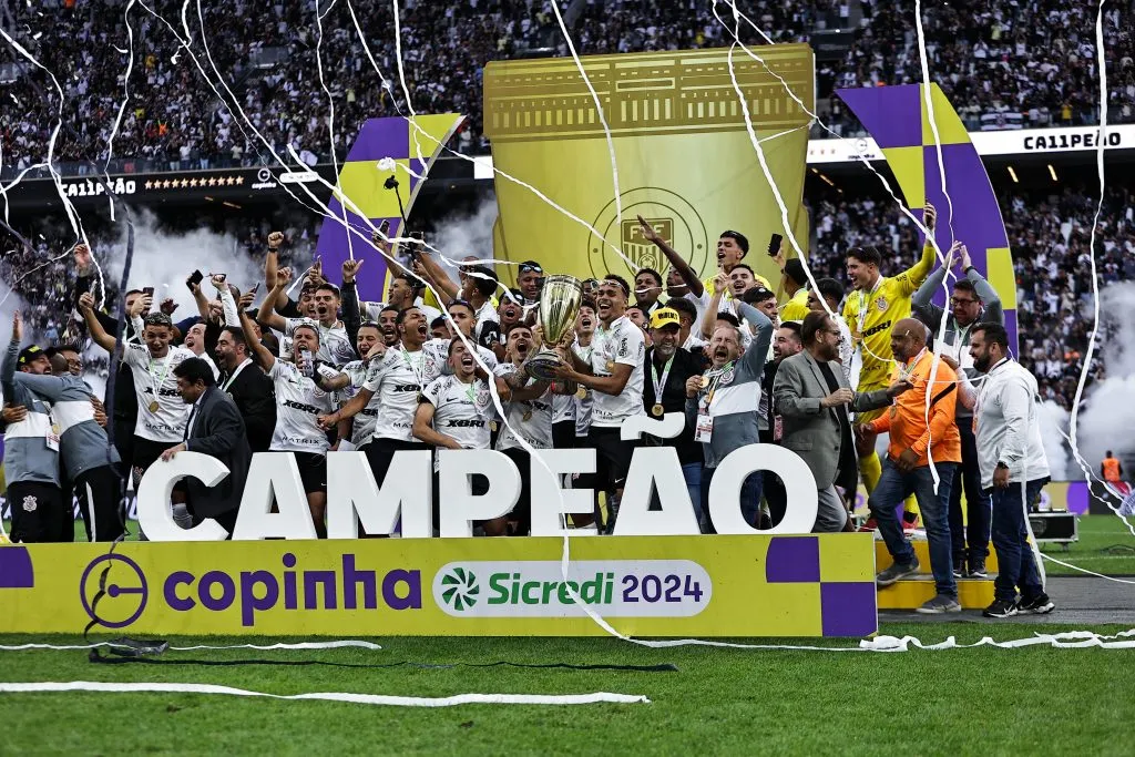 Entrega do troféu de campeão para o Corinthians. Foto: Fabio Giannelli/AGIF