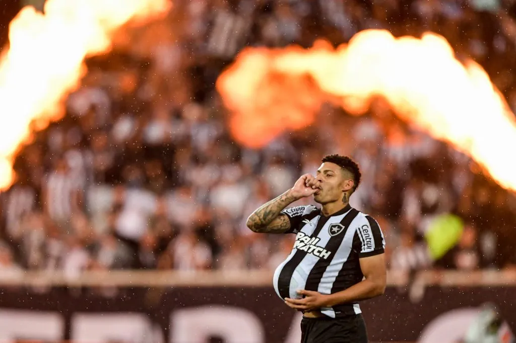 Luis Henrique se aproxima do Galo. Foto: Thiago Ribeiro/AGIF