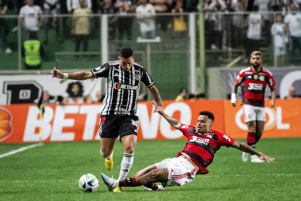 Allan disputando bola com Paulinho, do Atlético-MG. Foto: Fernando Moreno/AGIF