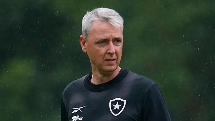 Tiago Nunes revelou detalhes da busca por laterais do Botafogo (Foto: Vitor Silva/Botafogo/Divulgação)