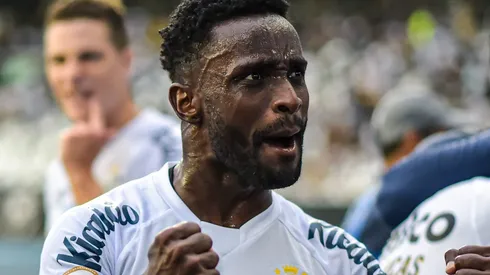 Stiven Mendoza encaminha saída do Santos e pode ser comandado por Vítor Pereira em novo clube. Foto: Thiago Ribeiro/AGIF