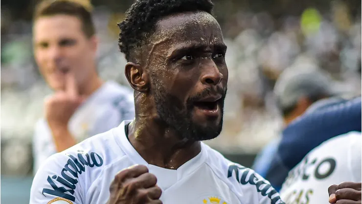 Stiven Mendoza encaminha saída do Santos e pode ser comandado por Vítor Pereira em novo clube. Foto: Thiago Ribeiro/AGIF
