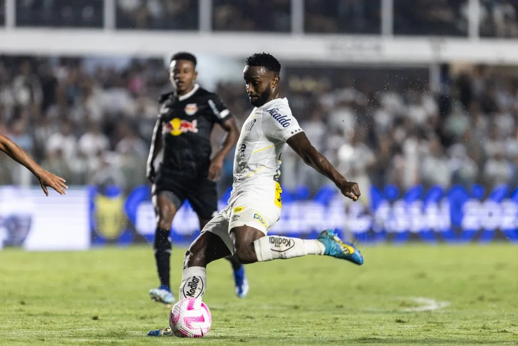 Stiven Mendoza em ação na Vila Belmiro. Foto: Abner Dourado/AGIF