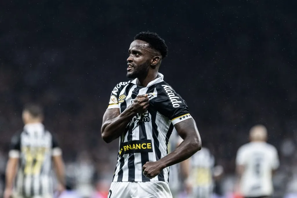 Stiven Mendoza comemorando gol pelo Santos. Foto: Abner Dourado/AGIF