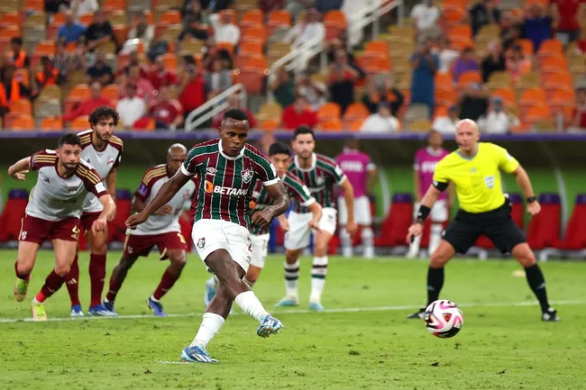 Jhon Arias cobrando pênalti no Mundial de Clubes. (Photo by Francois Nel/Getty Images)