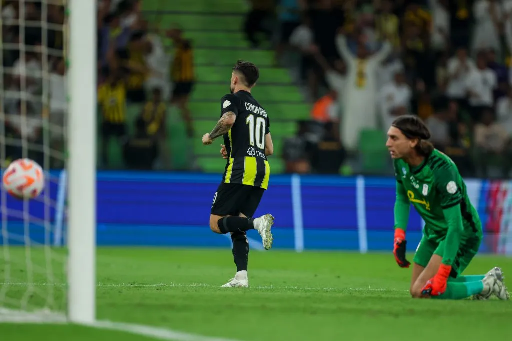Igor Coronado celebrando gol contra o Abha Club. (Photo by Yasser Bakhsh/Getty Images)