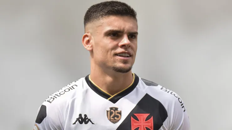 Gabriel Pec jogador do Vasco durante partida contra o Atletico-MG no estadio Maracana pelo campeonato Brasileiro A 2023. Foto: Thiago Ribeiro/AGIF