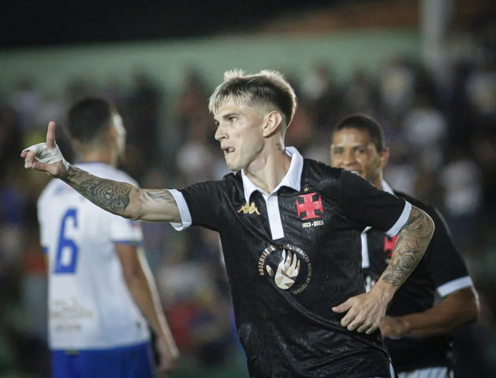 Luca Orellano comemora seu gol | Sampaio Corrêa x Vasco da Gama realizado no Estádio Elcyr Resende de Mendonça em 21 de janeiro de 2024 pelo campeonato carioca. Foto: Matheus Lima/Vasco